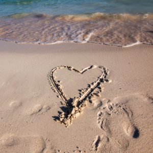 砂浜に書いたハート1