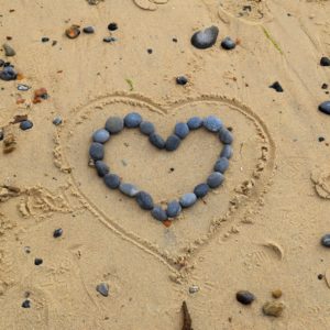 砂浜に並べた石のハート1