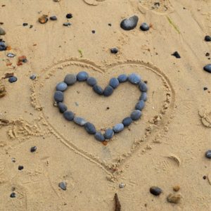 石を並べたハート1