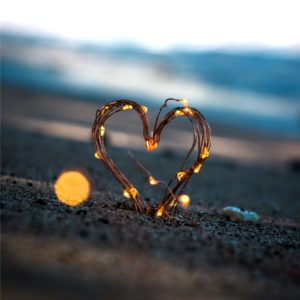 砂浜の光るハート1