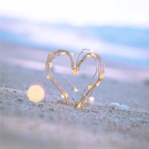 砂浜の光るハート2