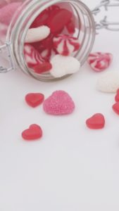 赤と白のハートのグミ2