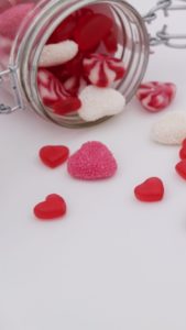 赤と白のハートのグミ1