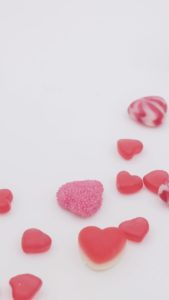 赤と白のハートのグミ4