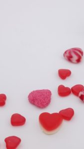 赤と白のハートのグミ3