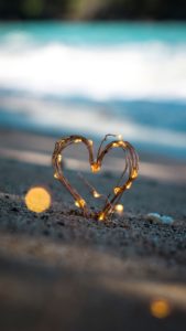砂浜の光るハート1