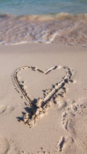 砂浜に書いたハート1
