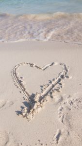 砂浜に書いたハート2