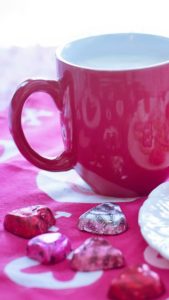マグカップとハートチョコ