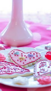 白い陶器とハートクッキー