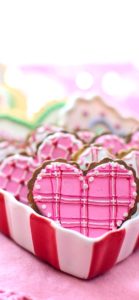 器に入ったハートのクッキー2
