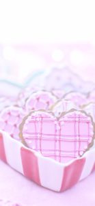 器に入ったハートのクッキー1