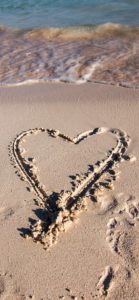 砂浜に書いたハート1