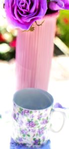 紫のバラと花柄のカップ1