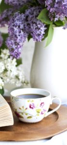 紫の花とコーヒー1