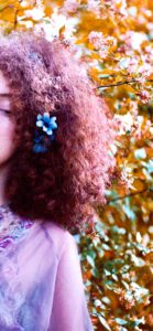 紫色の服の女性1