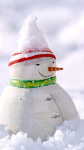 雪の中の雪だるま人形1