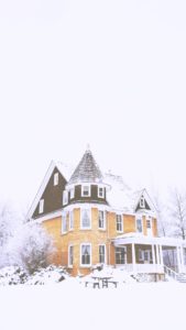 雪が積もった黄色い家2
