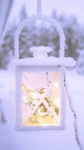雪の中のランタン
