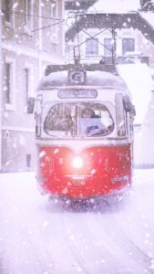 雪の中を走るトラム2
