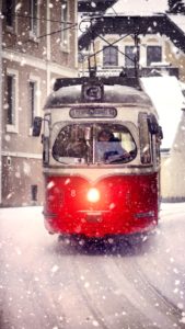 雪の中を走るトラム1