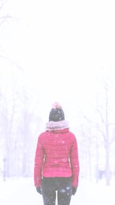 雪の中に立つ女の子2