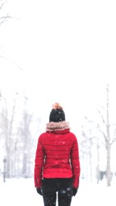 雪の中に立つ女の子1