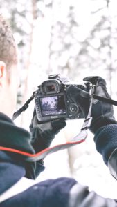 雪景色を撮影する男性1