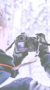 雪景色を撮影する男性2