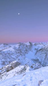 雪が積もった山と星空2