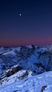 雪が積もった山と星空1