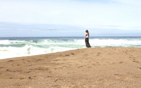 夏の海を見ている女の子