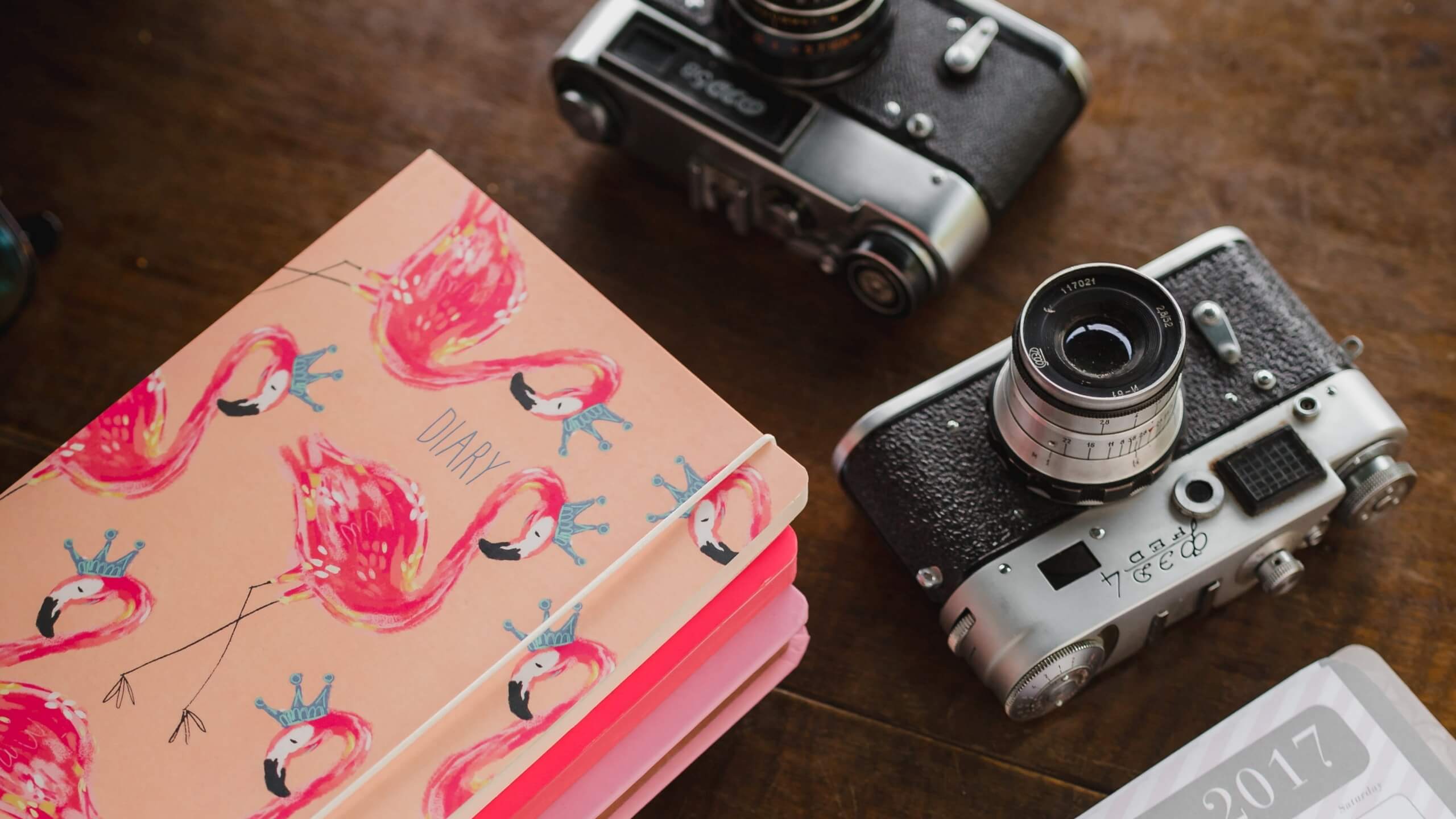ピンクのノートとカメラ