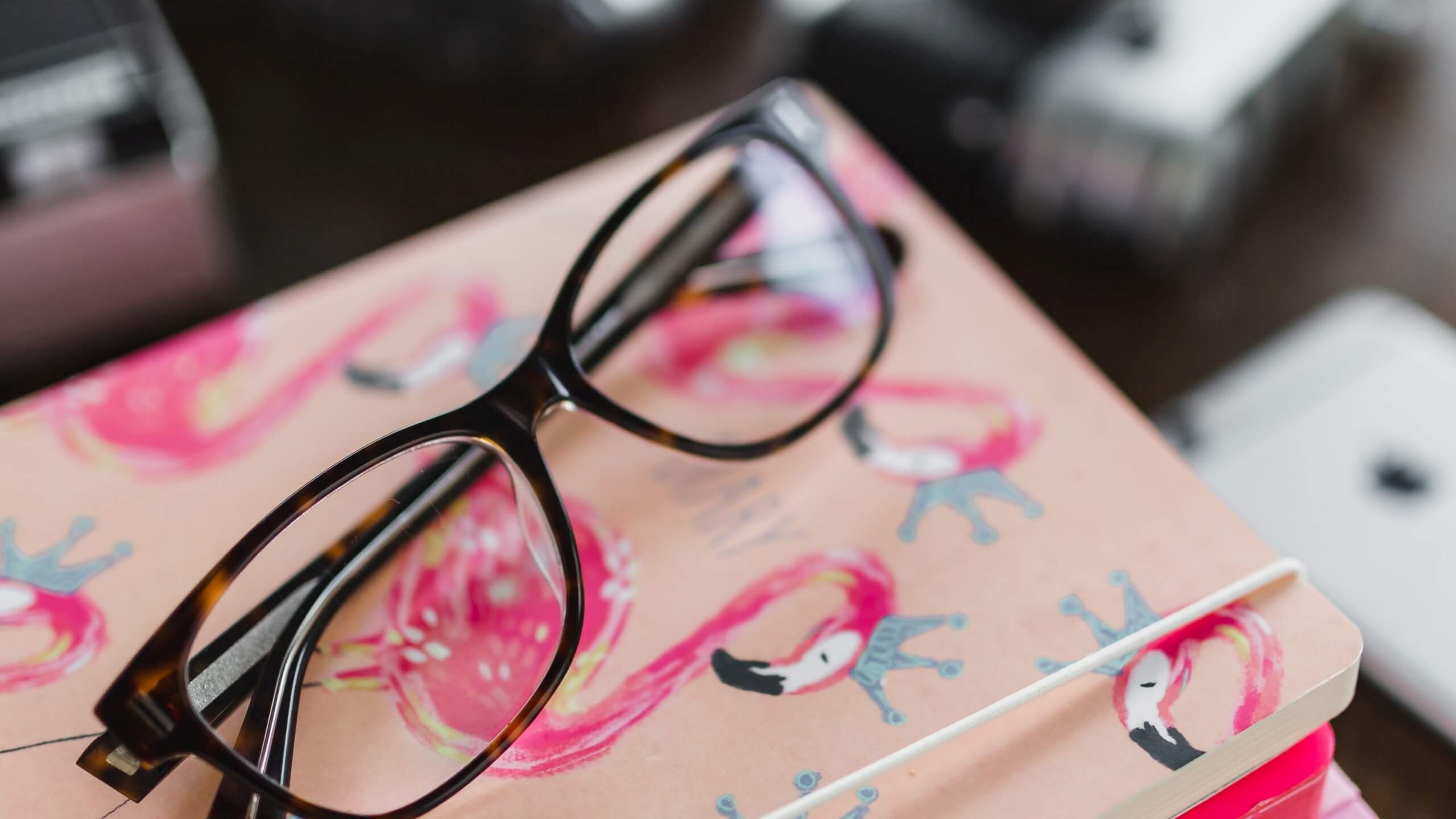 ピンクのノートとメガネ