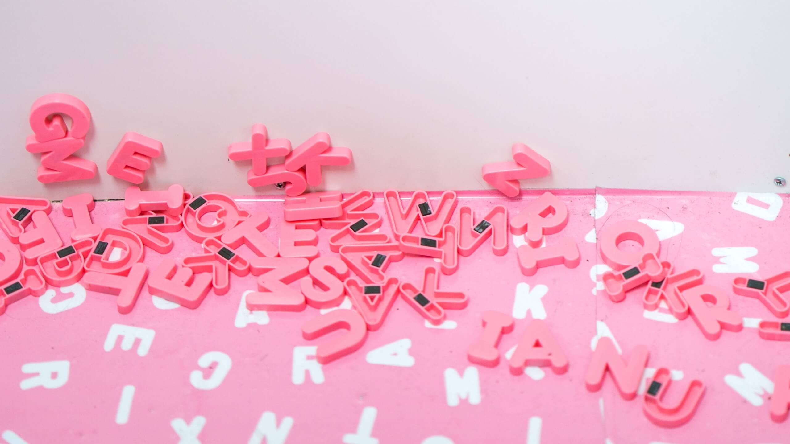 ピンクのアルファベット