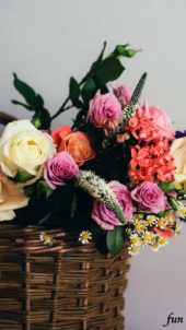 カゴに飾ったピンクのバラ