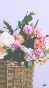 カゴに飾ったピンクのバラ