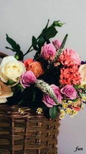 カゴに飾ったピンクのバラ