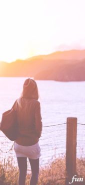 秋の水辺と女の子