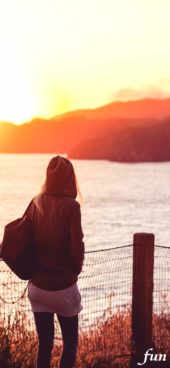 秋の水辺と女の子