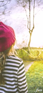 秋の庭と女の子