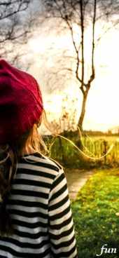 秋の庭と女の子