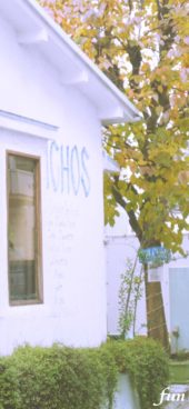 おしゃれなバーと秋の風景