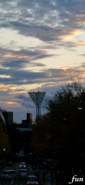 秋の夕暮れの街