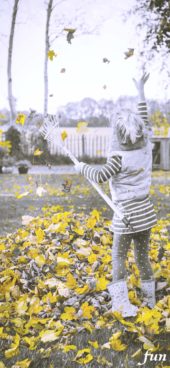 落葉と小さい女の子