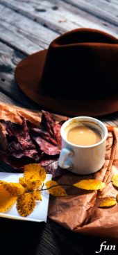 秋の帽子と暖かい飲物