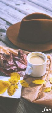 秋の帽子と暖かい飲物