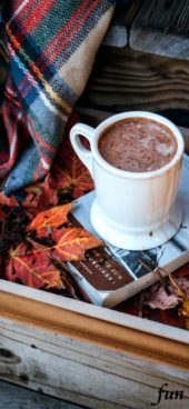 落葉と温かい飲み物