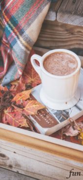 落葉と温かい飲み物