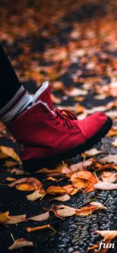 落葉と赤いブーツ